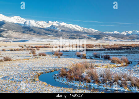 Mäander des Canadian River und Medicine Bow Mountains in North Park in der Nähe von Walden, Colorado, fallen spät Landschaft Stockfoto