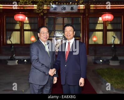 Peking, China. 9. November 2014. Chinese Vice President Li Yuanchao (R) trifft sich mit Lao Präsident Choummaly Sayasone in Peking, Hauptstadt von China, 9. November 2014. Bildnachweis: Li Tao/Xinhua/Alamy Live-Nachrichten Stockfoto