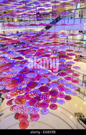 Große Kunst Anzeige des Schwebens Sonnenschirme, Chinese New Year im Central World Plaza Einkaufszentrum, Bangkok, Thailand zu feiern, Stockfoto