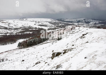 Eine englische Schneelandschaft in Nordengland. Schnee mit Gewitterwolken bereit, die Szene zu verschlingen. Stockfoto