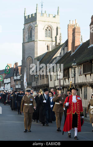 9. November 2014. Stratford Warwickshire, England, UK. Die Erinnerung Sonntag Parade durchläuft Stratford-upon-Avon Stadtzentrum entfernt. Stockfoto