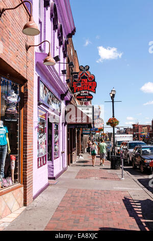 Live-Musik-Bars säumen den Streifen am Broadway in Nashville Tennessee Stockfoto