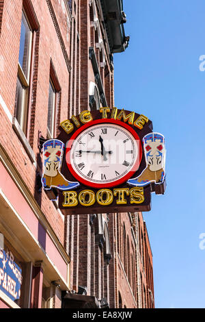 Großen Overhead Neonschild über dem Strip am Broadway in Nashville Tennessee Stockfoto