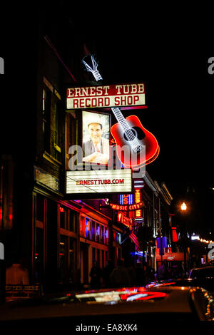 Ernest Tubb Record Shop Overhead Leuchtreklame in der Nacht am Broadway in Nashville Tennessee Stockfoto