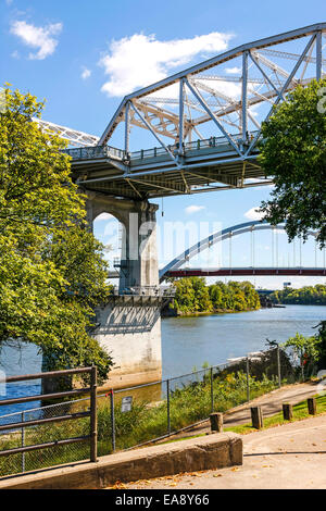 Die Shelby-Ave-Fußgängerbrücke über den Cumberland River in Nashville TN Stockfoto