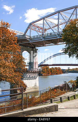 Die Shelby-Ave-Fußgängerbrücke über den Cumberland River in Nashville TN Stockfoto