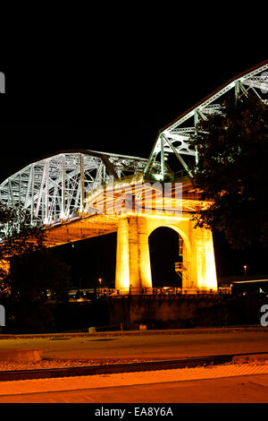 Die Shelby-Ave-Fußgängerbrücke über den Cumberland River in der Nacht in Nashville TN Stockfoto