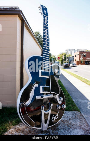 Gitarre geformte Skulpturen außerhalb der RCA Studio B aufbauend auf Music Row in Nashville TN Stockfoto