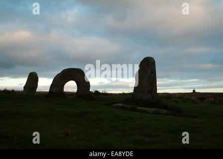 Männer An Tol neolithischen Standing Stones & Ding Dong Mine Maschinenhaus in der Abenddämmerung Bosullow Penwith West Cornwall South West England UK Stockfoto