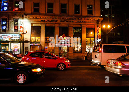 Vehciles in der Nacht am Lower Broadway in der Nacht in Nashville Tennessee Stockfoto