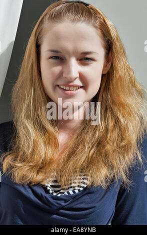 junge attraktive langen blonden Haaren Frau Kamera Nahaufnahme betrachten Stockfoto