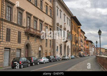 Palazzo Alla Giornata auf den Lungarno Pacinotti in Pisa, Italien. Dreizehnten Jahrhundert Gebäude mit einer Fassade des sechzehnten Jahrhunderts. Stockfoto