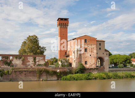 Die Guelph Turm und Medici Zitadelle am Fluss Arno in Pisa, Toskana, Italien. Stockfoto