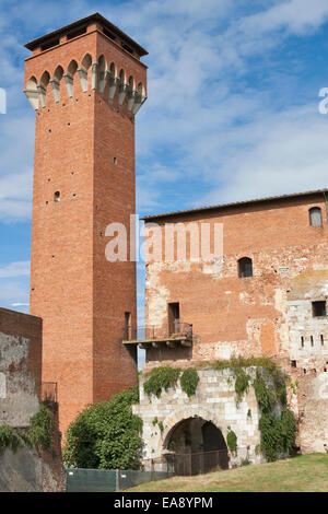 Die Guelph Turm und Medici Zitadelle am Fluss Arno in Pisa, Toskana, Italien. Stockfoto