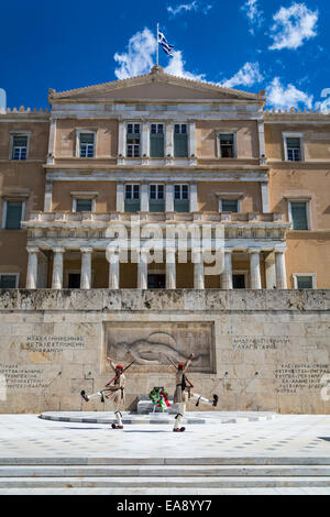 Evzonen führen einen Wechsel der Wachablösung am Grab des unbekannten Soldaten auf dem Nationalparlament in Athen, Griechenland Stockfoto