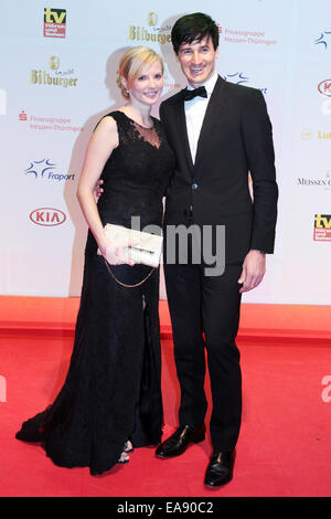 Frankfurt am Main, Deutschland. 8. November 2014. Ehemaliger Skispringer Martin Schmitt und seine Frau Andrea kommen für den deutschen Sport Presse Ball 2014 in Frankfurt am Main, 8. November 2014. Foto: Fredrik von Erichsen/Dpa/Alamy Live News Stockfoto