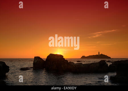 Goldener Sonnenuntergang am Leuchtturm von Godrevy Head, St. Ives, Cornwall Stockfoto