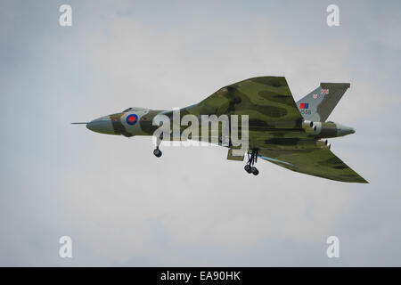 Cosford, UK - 8. Juni 2014: britische Oldtimer restauriert Vulcan Bomber XH558, Anzeige bei der RAF Cosford Airshow. Stockfoto