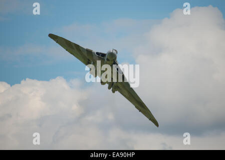 Cosford, UK - 8. Juni 2014: britische Oldtimer restauriert Vulcan Bomber XH558, Anzeige bei der RAF Cosford Airshow. Stockfoto