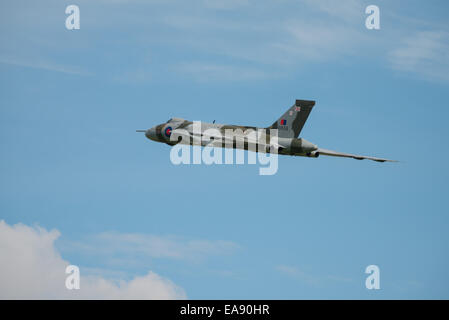 Cosford, UK - 8. Juni 2014: britische Oldtimer restauriert Vulcan Bomber XH558, Anzeige bei der RAF Cosford Airshow. Stockfoto