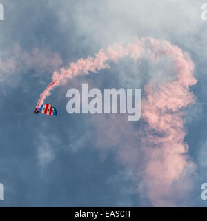 Cosford, UK - 8. Juni 2014: RAF Falcon Fallschirm Display Team bei RAF Cosford Airshow zu sehen. Stockfoto