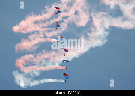 Cosford, UK - 8. Juni 2014: RAF Falcon Fallschirm Display Team bei RAF Cosford Airshow zu sehen. Stockfoto