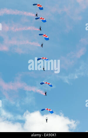 Cosford, UK - 8. Juni 2014: RAF Falcon Fallschirm Display Team bei RAF Cosford Airshow zu sehen. Stockfoto