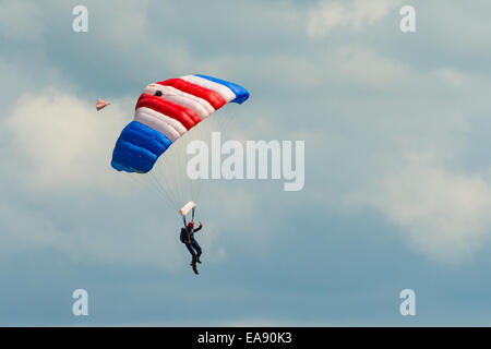 Cosford, UK - 8. Juni 2014: RAF Falcon Fallschirm Display Team bei RAF Cosford Airshow zu sehen. Stockfoto