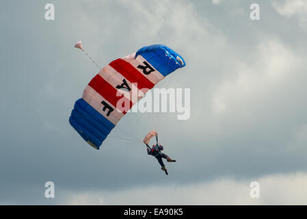 Cosford, UK - 8. Juni 2014: RAF Falcon Fallschirm Display Team bei RAF Cosford Airshow zu sehen. Stockfoto