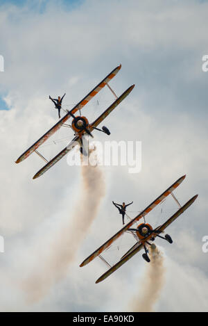 Cosford, UK - 8. Juni 2014: Breitling Wing Walkers anzeigen Team bei RAF Cosford Airshow zu sehen. Stockfoto