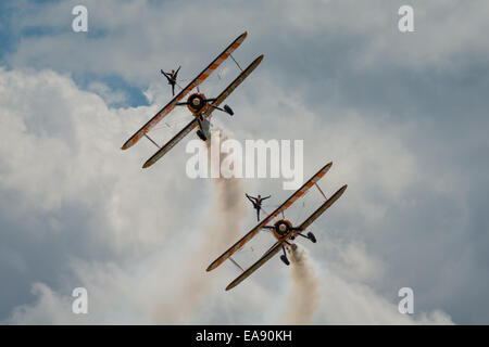 Cosford, UK - 8. Juni 2014: Breitling Wing Walkers anzeigen Team bei RAF Cosford Airshow zu sehen. Stockfoto