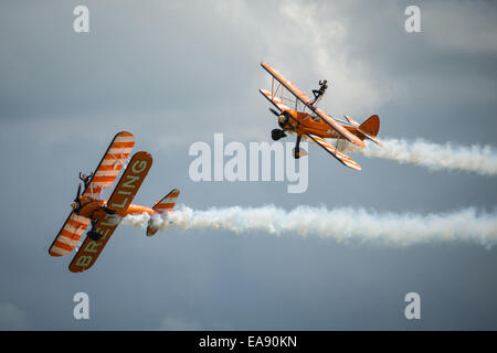 Cosford, UK - 8. Juni 2014: Breitling Wing Walkers anzeigen Team bei RAF Cosford Airshow zu sehen. Stockfoto