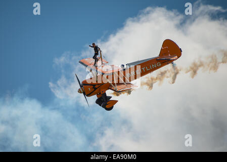 Cosford, UK - 8. Juni 2014: Breitling Wing Walkers anzeigen Team bei RAF Cosford Airshow zu sehen. Stockfoto