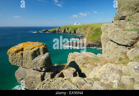 Housel Bay auf der Lizard Halbinsel mit Blick auf Lizard Lighthouse Kerrier South West Cornwall South West England UK Stockfoto