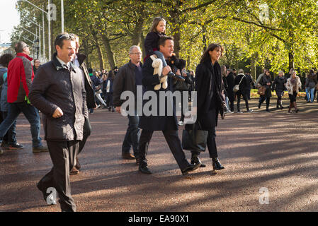 London, UK. 9. November 2014. Premierminister David Cameron verlässt den Remembrance Day Service. Begleitet wurde er von seiner Frau Samantha und ihre Tochter Florence Rose Reiten auf seinen Schultern. Bildnachweis: Roger Hutchings/Alamy Live-Nachrichten Stockfoto