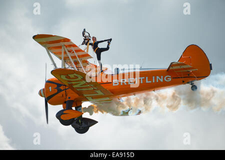 Cosford, UK - 8. Juni 2014: Breitling Wing Walkers anzeigen Team bei RAF Cosford Airshow zu sehen. Stockfoto