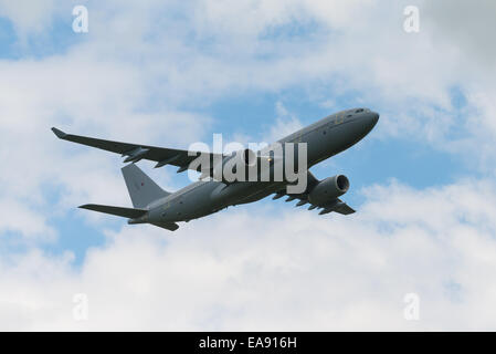 Cosford, UK - 8. Juni 2014: Royal Air Force Airbus A330MRTT Flugzeuge auf RAF Cosford Airshow zu sehen. Stockfoto