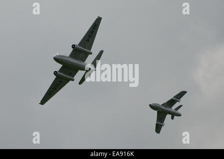 Cosford, UK - 8. Juni 2014: Luft-Geschwader English Electric Canberra und Hawker Hunter T7, an RAF Cosford anzeigen Stockfoto