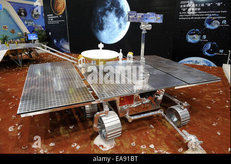 Zhuhai, China Guangdong Provinz. 9. November 2014. Ein Modell von der Mars-Rover ist vor dem 10. China International Aviation und Aerospace Exhibition in Zhuhai, Süd-China Guangdong Provinz, 9. November 2014 gesehen. Rund 700 Aussteller im in- und Ausland antreten mit 130-plus Flugzeuge die sechs-Tage-Airshow vom 11. November bis 16 darf. Bildnachweis: Liang Xu/Xinhua/Alamy Live-Nachrichten Stockfoto