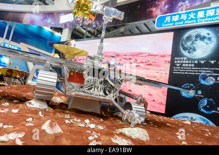 Zhuhai, China Guangdong Provinz. 9. November 2014. Ein Modell von der Mars-Rover ist vor dem 10. China International Aviation und Aerospace Exhibition in Zhuhai, Süd-China Guangdong Provinz, 9. November 2014 gesehen. Rund 700 Aussteller im in- und Ausland antreten mit 130-plus Flugzeuge die sechs-Tage-Airshow vom 11. November bis 16 darf. Bildnachweis: Liang Xu/Xinhua/Alamy Live-Nachrichten Stockfoto