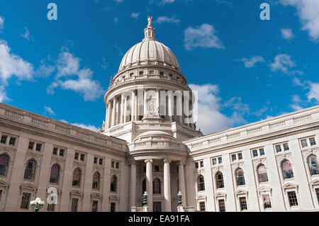 Beaux-Arts-Architektur im Stil des Wisconsin State Capitol und Kuppel unter blauem Himmel Stockfoto