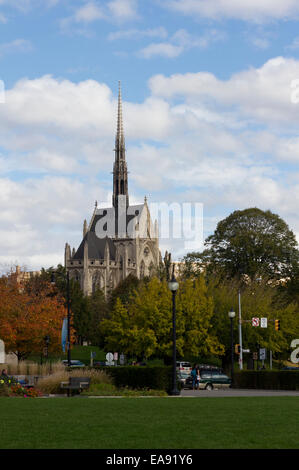 Heinz Memorial Chapel an der University of Pittsburgh mit blauem Himmel und Farben des Herbstes Stockfoto