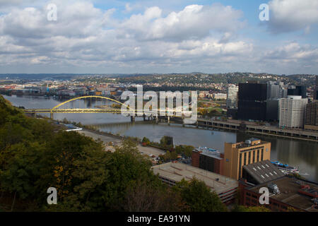 Blick über Pittsburgh mit den Allegheny River und Monongahela River und Fort Pitt Brücke Stockfoto