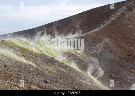 Das Rauchen Krater von Vulcano auf den Äolischen Inseln Stockfoto