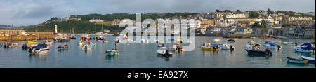 Panorama-Aufnahme von St Ives Stadt und den Hafen mit Blick auf Porthminster Strand Stockfoto