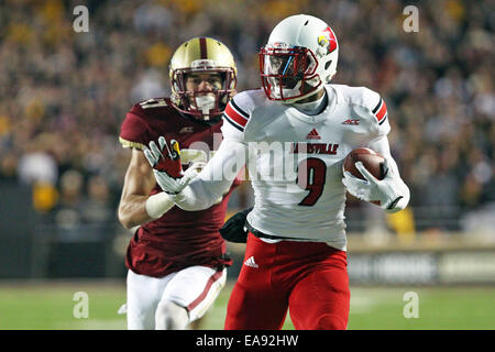 8. November 2014: Louisville Cardinals Wide Receiver DeVante Parker (9) läuft mit dem Ball in der zweiten Hälfte der NCAA Football-Spiel zwischen dem Boston College Eagles und Louisville Cardinals im Alumni-Stadion. Louisville besiegt Boston College 38-19. Anthony Nesmith/CSM Stockfoto