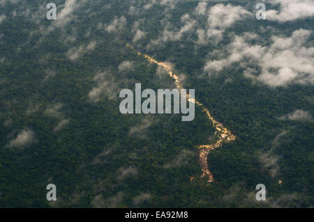 9. November 2014 - Port Jonestown, Guyana. Die Markierungen einer Goldmine in der Provinz von Guayana Barima-Waini kennzeichnet sich mit den leuchtenden Farben der seine Trailings in der Nordwest-Teil des Landes. Das Gebiet hat einen Zufluss des Bergbaus für Gold und Bauxit in den dichten Dschungel mit Auswirkungen auf die Umwelt und Infrastruktur der Gemeinschaften gesehen. Bildnachweis: Ralph Lauer/ZUMA Draht/Alamy Live-Nachrichten Stockfoto