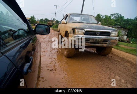 9. November 2014 - Jonestown, Guyana. Hafen Jonestown in der Provinz von Guayana Barima-Waini ist eines der Grenzstädte Teil der Nordwesten des Landes. Das Gebiet hat einen Zufluss des Bergbaus für Gold und Bauxit in den dichten Dschungel mit Auswirkungen auf die Umwelt und Infrastruktur der Gemeinde, die leidet an Armen und unpassierbare Straßen in der Regenzeit gesehen. Bildnachweis: Ralph Lauer/ZUMA Draht/Alamy Live-Nachrichten Stockfoto