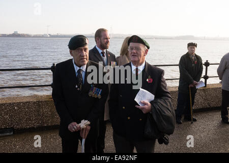 New Brighton, Merseyside, England. 9. November 2014. Veteranen, Familien und Menschen, die ihren Respekt zollen wollen entpuppen sich die Remembrance Day Service am Kriegerdenkmal Wallasey. Bildnachweis: Peter Carr/Alamy Live-Nachrichten Stockfoto