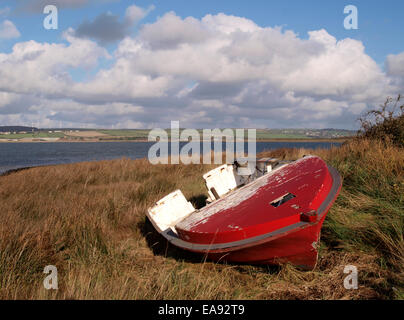 Altes Boot entlang der Taw-Torridge-Mündung in der Nähe von Yelland, Instow, Devon, UK Stockfoto